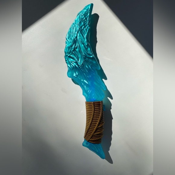 Disney Parks Na'vi Toy Light Up Knife Avatar The Way of Water Blue Crystal Knife - Picture 5 of 6